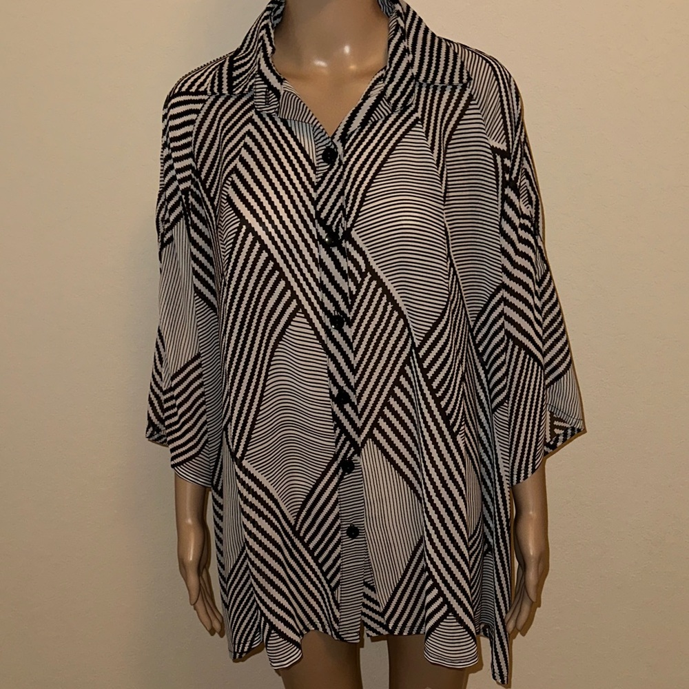 INAE Collection Geometric Black and White Button Down Shirt Size Medium.